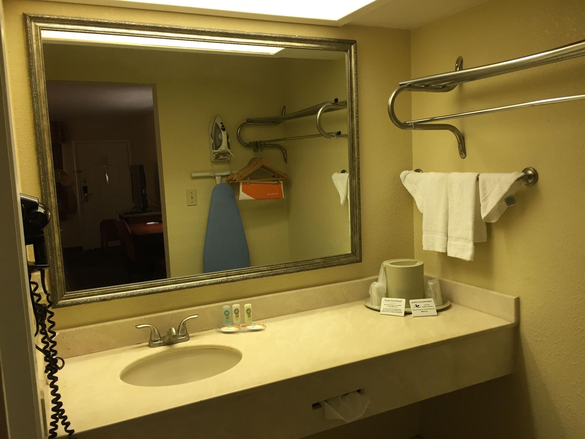 איגל פאס Econo Lodge Inn & Suites מראה חיצוני תמונה
