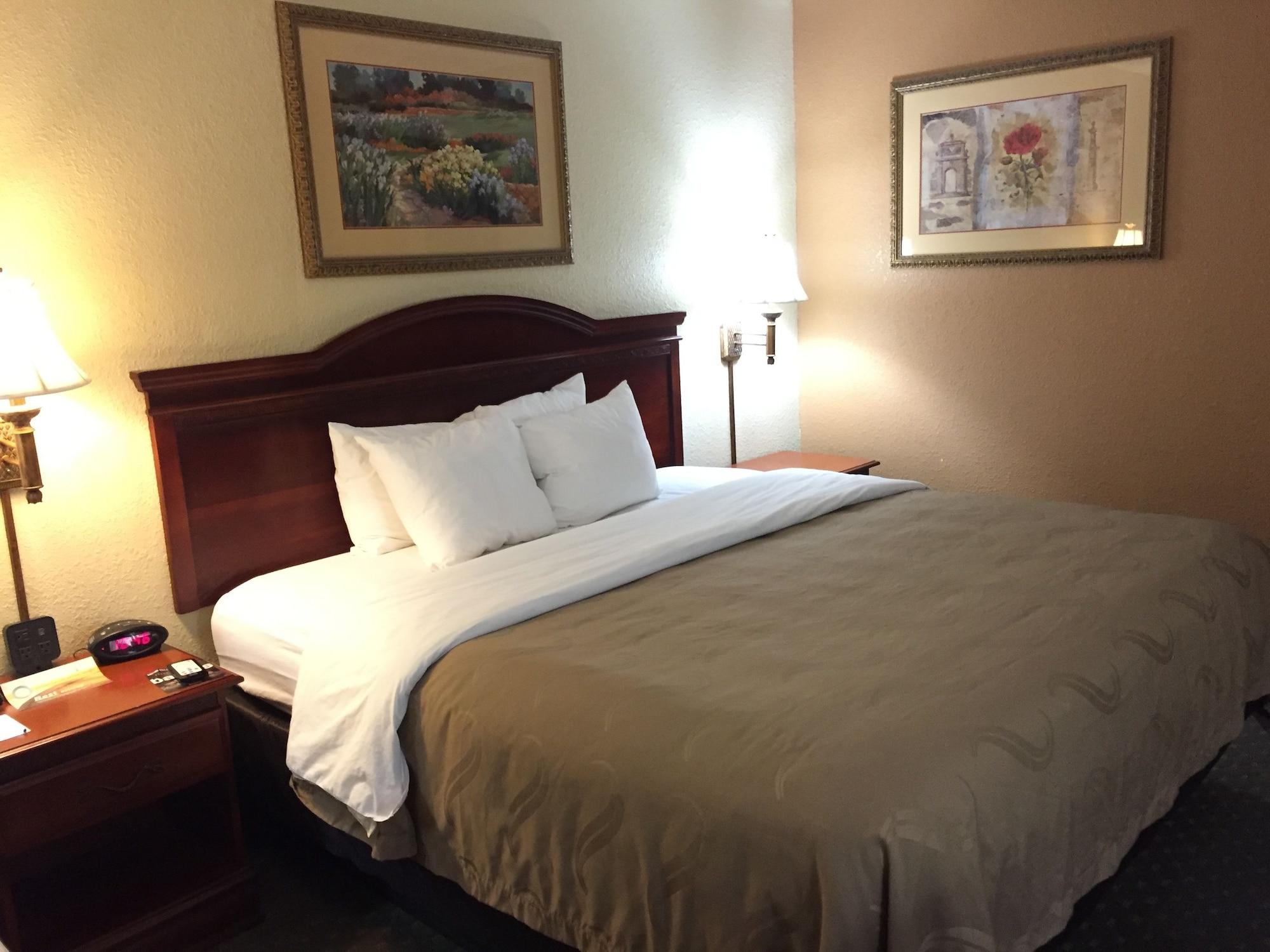 איגל פאס Econo Lodge Inn & Suites מראה חיצוני תמונה