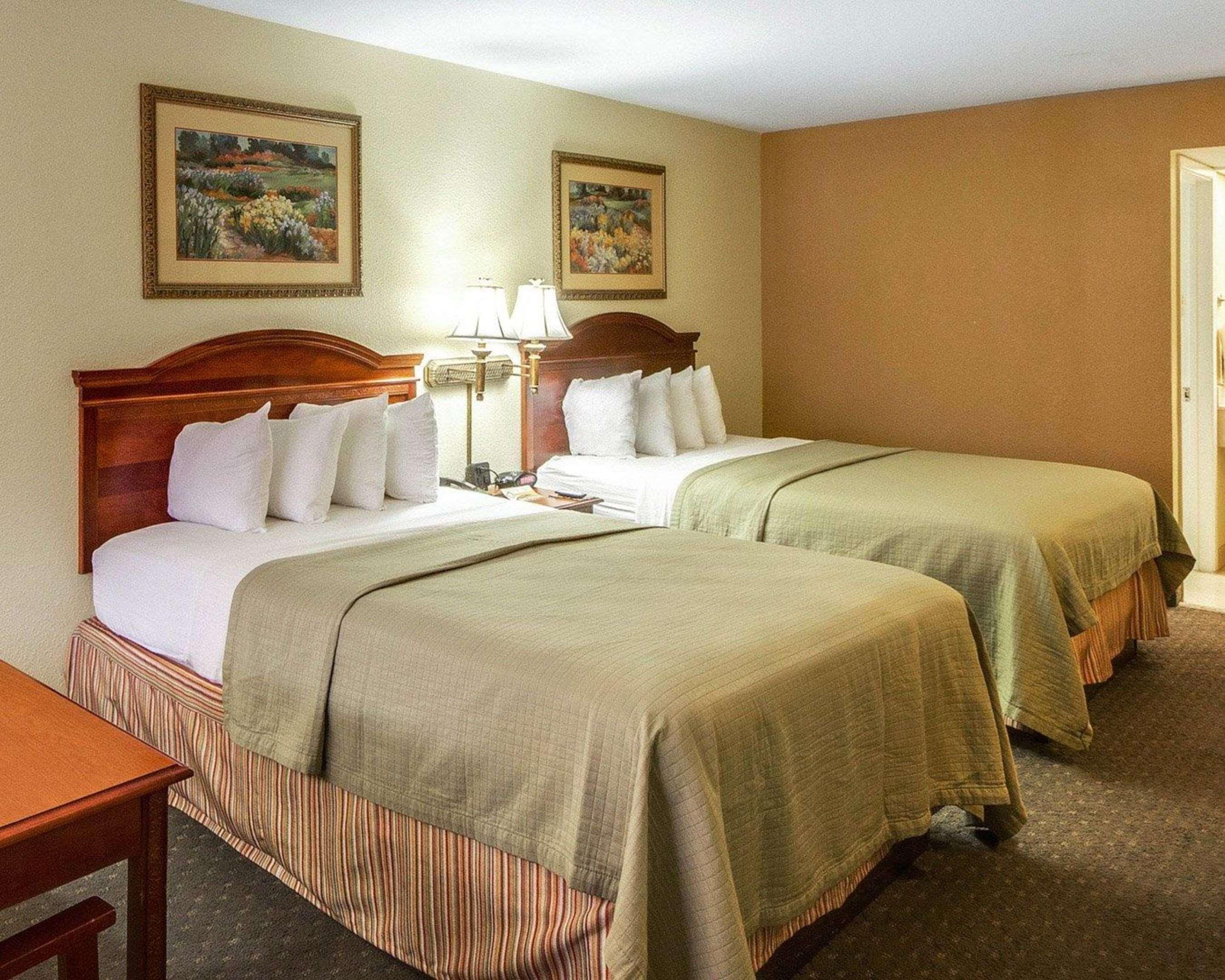 איגל פאס Econo Lodge Inn & Suites מראה חיצוני תמונה