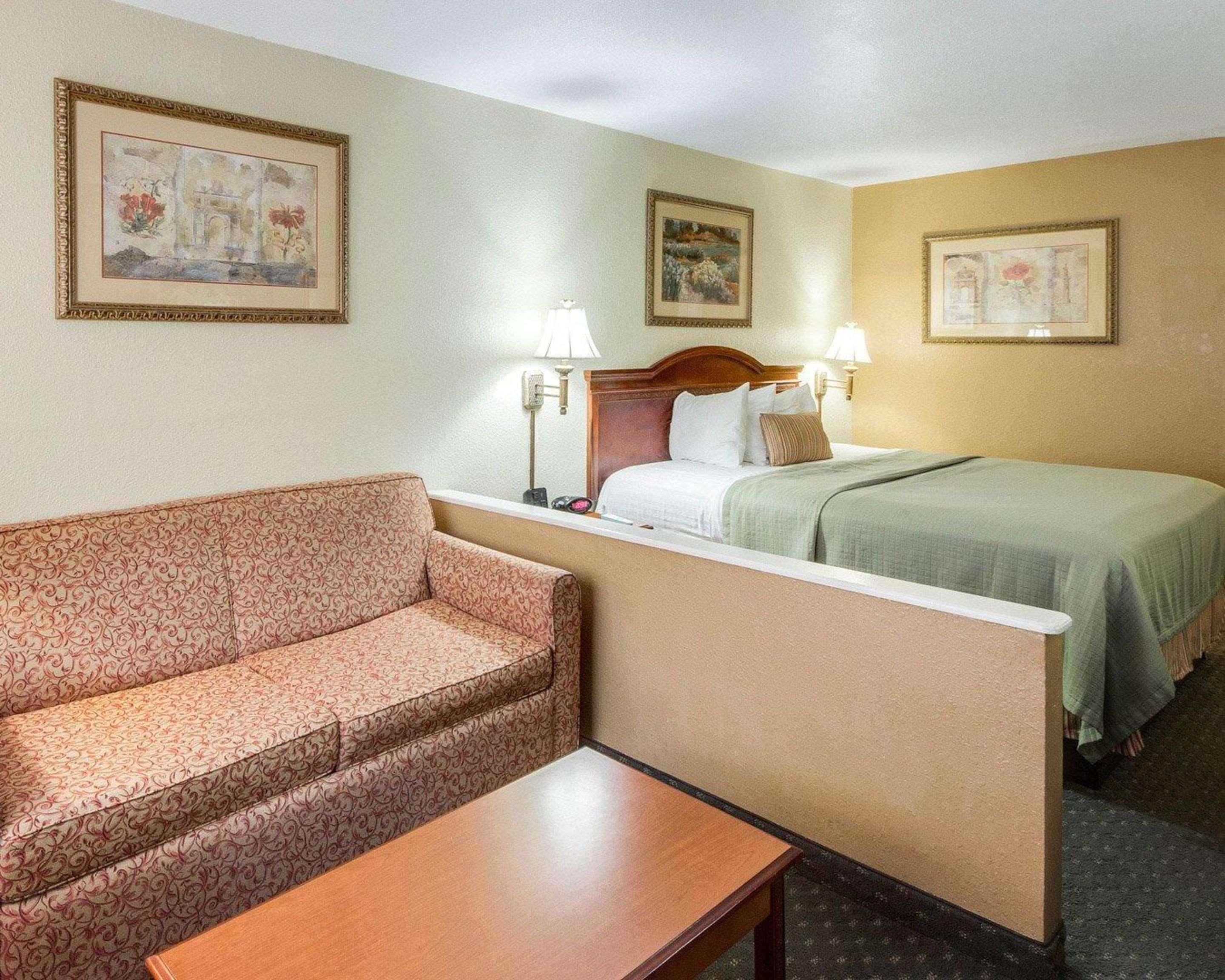 איגל פאס Econo Lodge Inn & Suites מראה חיצוני תמונה