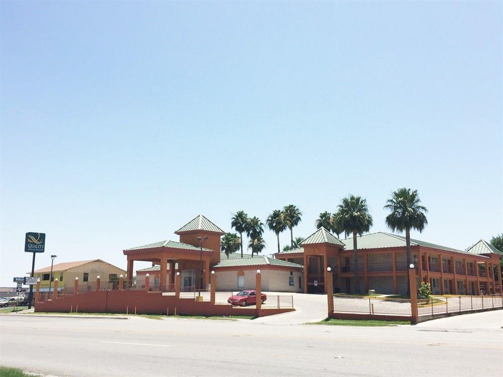 איגל פאס Econo Lodge Inn & Suites מראה חיצוני תמונה
