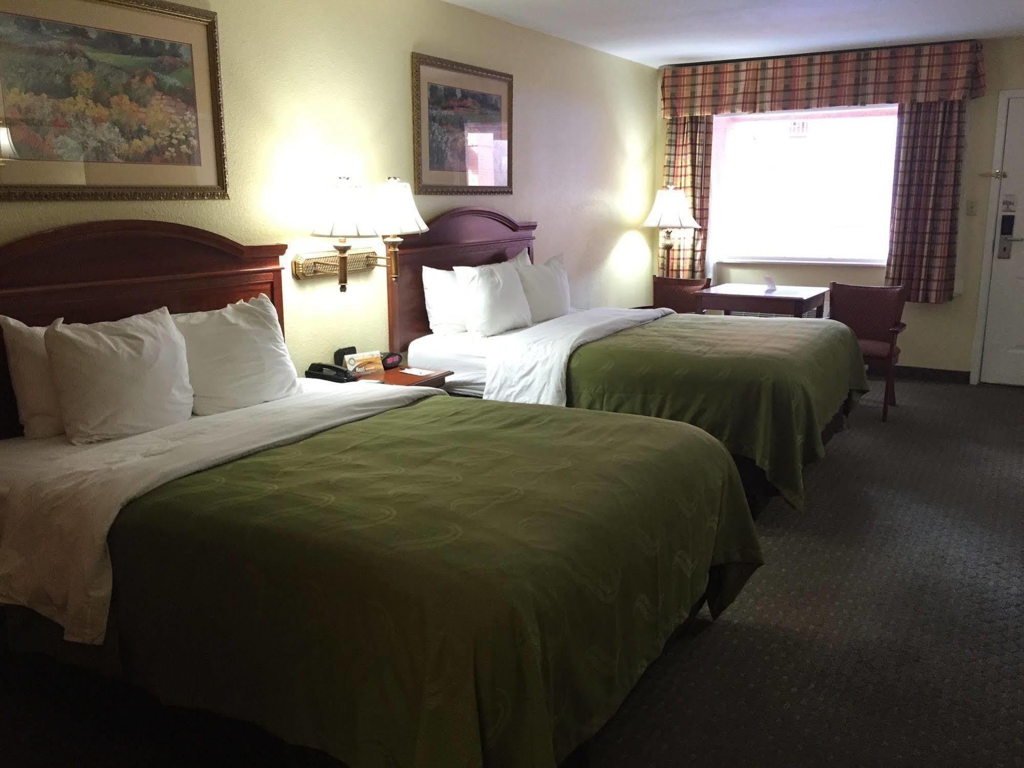 איגל פאס Econo Lodge Inn & Suites מראה חיצוני תמונה
