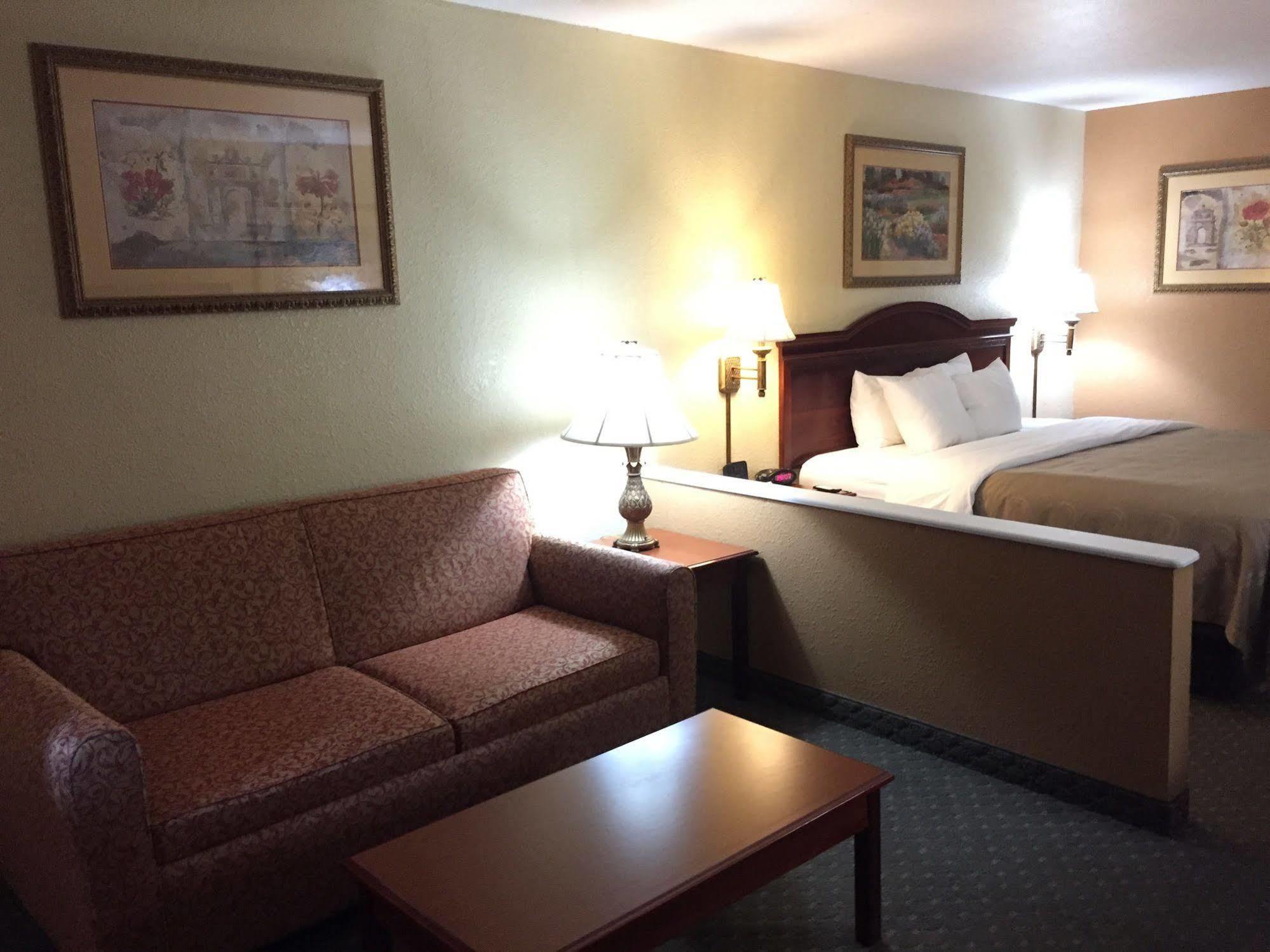 איגל פאס Econo Lodge Inn & Suites מראה חיצוני תמונה