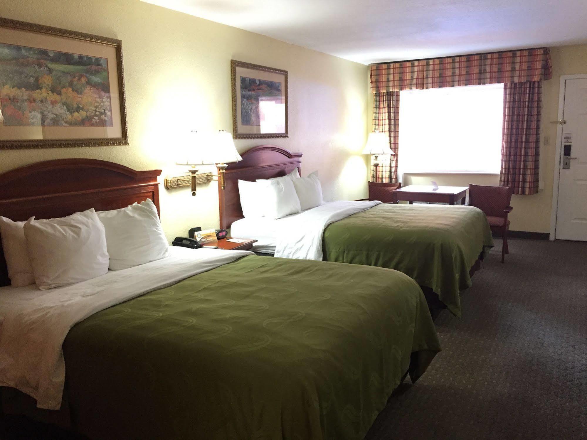 איגל פאס Econo Lodge Inn & Suites מראה חיצוני תמונה