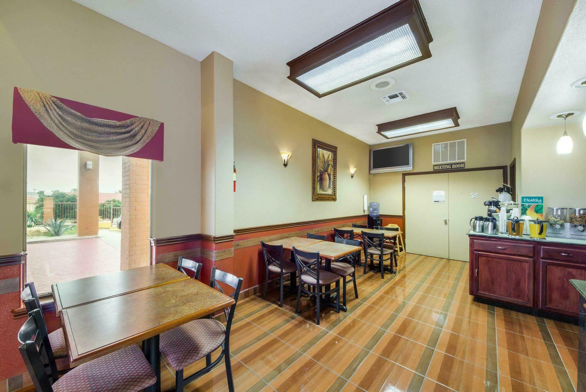 איגל פאס Econo Lodge Inn & Suites מראה חיצוני תמונה