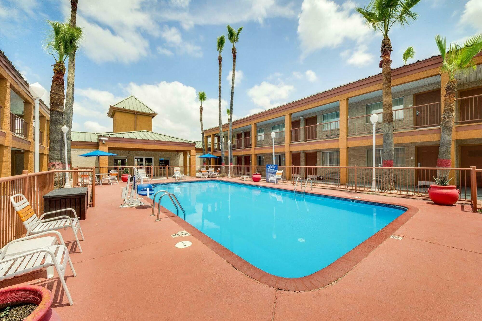 איגל פאס Econo Lodge Inn & Suites מראה חיצוני תמונה