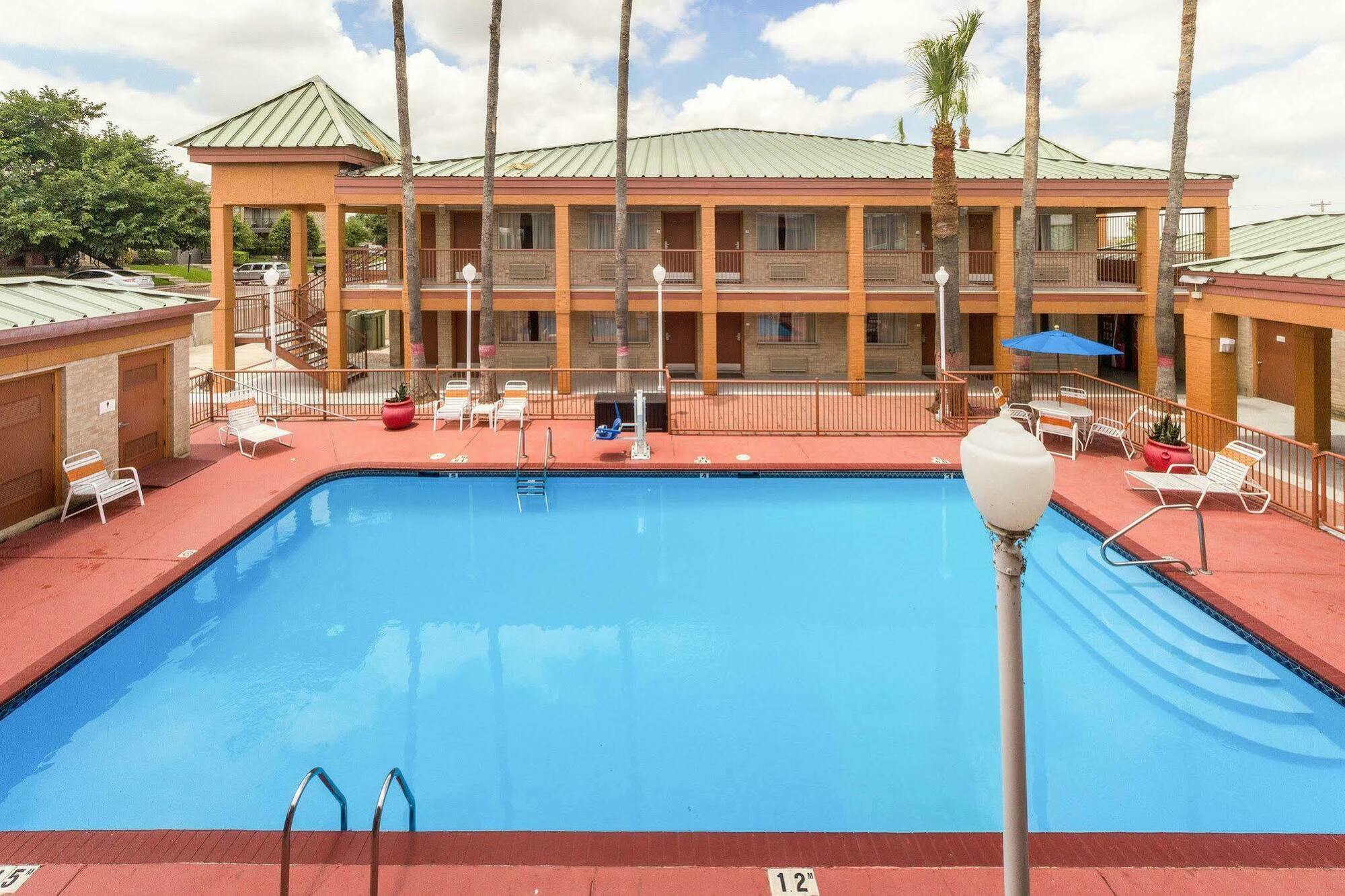 איגל פאס Econo Lodge Inn & Suites מראה חיצוני תמונה