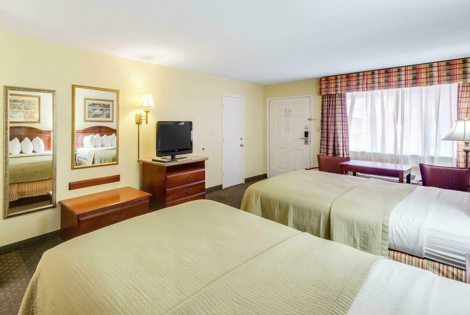 איגל פאס Econo Lodge Inn & Suites מראה חיצוני תמונה